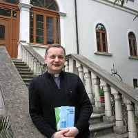 Božo Rustja: “Za številne male župnije na Primorskem bi bilo  dobro, da bi se združevale, kajti same zdaj  niso sposobne vzpostaviti življenja župnije s strukturami, kot je na primer  župnijski svet.”