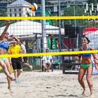 Tretje mesto sta dosegli Izolanka Jelena Pešić s koroško soigralko Ano Skarlovnik (v napadu)