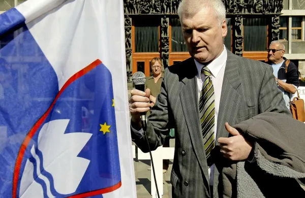 Ladislav Troha, znan tudi kot pojoči major, je pred vlado začel gladovno stavkati 10. junija po incidentu na soočenju na RTVS pred referendumom o arhivih