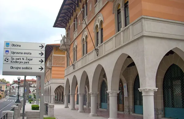 Občina Ilirska Bistrica (na fotografiji občinska stavba) je na sodišču dokazala, da je v postopku glede 383.016 evrov iz naslova vračila vlaganj v javno telekomunikacijsko omrežje ravnala vestno in pošteno