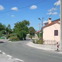 350.000  “pomotoma” izplačanih evrov je Občina Ilirska Bistrica razdelila v vasi Podbeže, Sabonje, Račice in Podgrad (na fotografiji), kjer so denar porabili za investicije v komunalno infrastrukturo