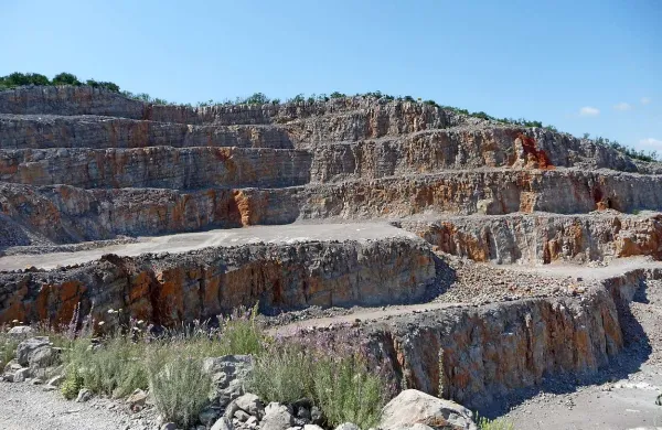Kamnolom Mali Medvejk ob cesti Sežana-Vrhovje je le še mrtvo zemljišče. Družba PGM lahko porabi že nakopano in kupljeno surovino, potem bo čakal na novega lastnika in rudarsko pravico.