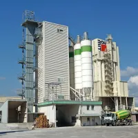 Dve podjetji, PGM inženiring in Baumit, sta odvisni od delovanja kamnoloma. Ker ta zapira vrata, je njuna usoda zelo negotova.