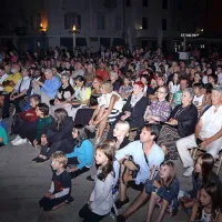 Prvi večer Poletnega festivala Piran je napolnil Tartinijev trg 