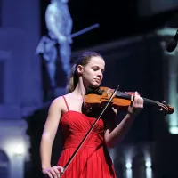 Kuliso nastopom violinistov (na fotografiji je  Urška Gutnik) je  dajal tudi  Tartinijev kip  
