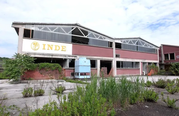 Medtem ko Inde propada, se je mimo odpeljalo tudi nekaj priložnosti. Za  nakup območja se je pred leti zanimal Tuš, zatem pa pohištveni center Rutar; ta je nato svoj diskont Dipo zgradil bliže središču Kopra. 
