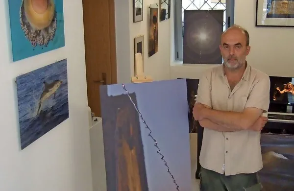Peter Lagler med svojimi fotografijami v galeriji v Muzčevi ulici