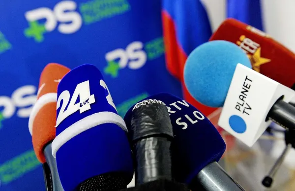 Agencija za varstvo konkurence  je družbi Pro Plus, ki bdi nad televizijskima programoma POP TV in Kanal A ter spletnim portalom 24ur.com, v postopku zaradi zlorabe prevladujočega položaja izrekla skoraj pet milijonov evrov globe