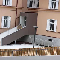 Lepo urejeno dvorišče novega večnamenskega centra bo varna in čista površina za otroke