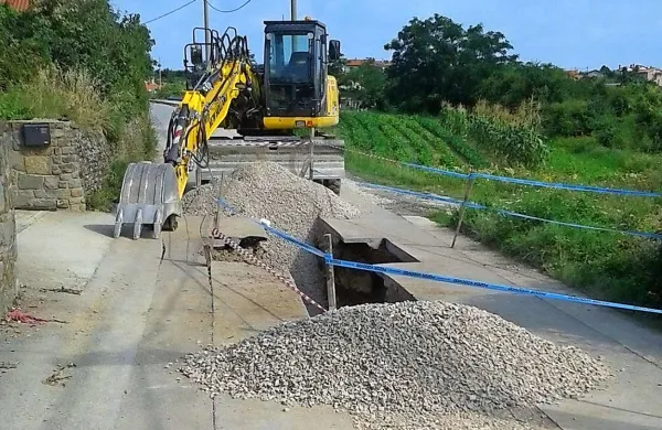 Od minulega četrtka do ponedeljka, torej kar pet dni, je bager stal sredi ceste v Gažon, delavcev  ni bilo od nikoder
