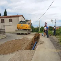 Včeraj so delavci nadaljevali z delom, zasuli jašek in končno sprostili pot