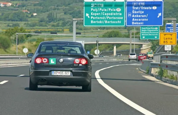 Mladi vozniki, ki z zeleno oznako L nabirajo prometno znanje in izkušnje, morajo izpitno vožnjo opraviti najkasneje v dveh letih od začetka vožnje s spremljevalcem