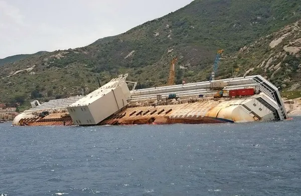 Kapitan italijanske križarke Costa Concordia, Francesco Schettino, ki je pred skoraj dvema letoma in pol doživela brodolom ob italijanskem otoku Giglio, je predaval o “najboljših praksah reševanja v sili” 