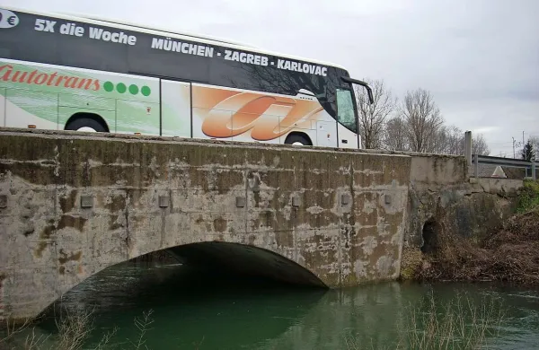  Po ostrem protestu avtoprevoznikov in gospodarstvenikov je država vendarle našla denar za obnovo dveh mostov - v Prestranku (na fotografiji) in pri Skrlinovem gradu
