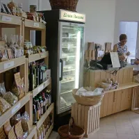 Lisina štacuna v Pivki ponuja predvsem veliko izbiro lokalnih živil, od moke, medov, likerjev in žganj do mlečnih izdelkov okoliških pridelovalcev 