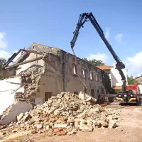  Pred začetkom obnove bodo  močno poškodovane dele  poslopja odstranili 