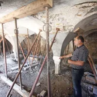 V prostoru bodoče enoteke, kjer so se ohranili originalni kamniti oboki, je bila med prvo svetovno vojno operacijska soba zaledne bolnišnice 