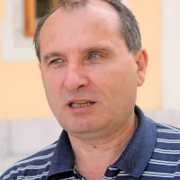 Jože Papež: “Obnova gospodarskega dela poslopja bo tehnično zahtevna tudi zaradi izredno slabega stanja stavbe. Statika je vprašljiva, po vojni prizidani deli so praktično neuporabni, zato jih bo treba porušiti.” 