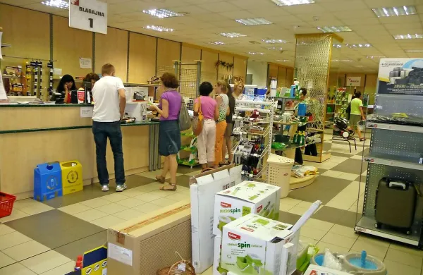 V trgovini tehnike te dni poteka razprodaja, nekaj artiklov bodo vrnili dobaviteljem 