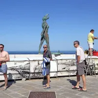 Ona in On sta pritegnila poglede turistov v Piranu takoj, ko so ju pripeljali 
