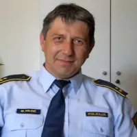  Mitja Palčič: “Prisotnost policije zagotovo upočasni promet. Žal ne moremo biti vedno povsod. Zato prosimo vse, še posebno motoriste, naj zmanjšajo hitrost. Na motorju je lahko vsaka napaka zadnja. Utrujeni pa naj gredo raje spat in se na pot odpravijo