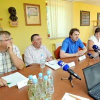 Zaradi letošnje izjemno slabe letine čebelarska zveza državi predlaga, da vsem čebelarjem zagotovi  najmanj pet evrov na čebeljo družino