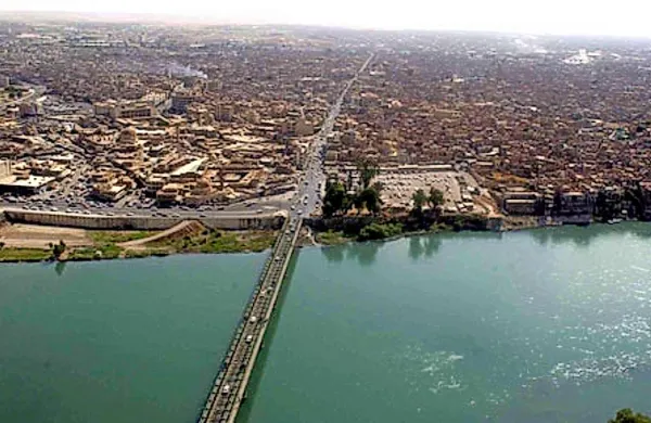 Pripadniki skrajne islamske skupine Islamska država so zavzeli mesto Talkef, severno od mesta  Mosul (na fotografiji), potem ko so z območja pregnali kurdsko vojsko