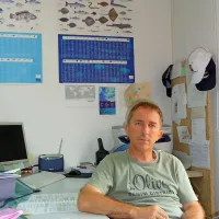 Vinko Smoje: “ Poglejte, ribič, denimo, sredi avgusta, ko ima voda 28 stopinj, nastavi zabodno mrežo. Potem zapiha jugo in dva dni ne more na morje. Riba bo dva, tri dni v mreži, mrtva, zadušena, preden jo bo lahko potegnil ven in prodal. Katera riba je
