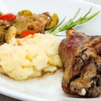 Poletni krožnik: jagenjčkova krača s krompirjem iz kozice in peperonato