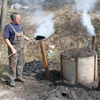 Milko Novič ne ostaja le pri teoriji, v izdelavi bio oglja se preizkuša tudi sam
