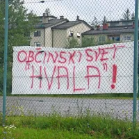 Na ograji igrišča pod športno dvorano se je nekdo javno “zahvalil”  občinskemu svetu, ki ni sprejel proračuna in tako prikrajšal klube in društva za občinska sredstva
