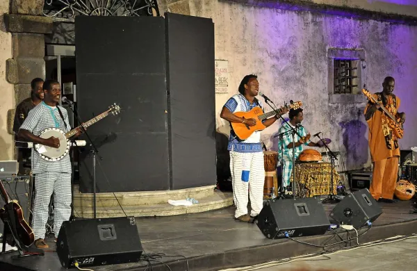 Habib Koité (v sredini) je z zasedbo Bamada pričaral afriško vzdušje