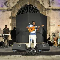 Habib Koité (v sredini) je z zasedbo Bamada pričaral afriško vzdušje