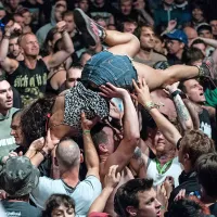 Plavanje po rokah je eden od zaščitnih znakov festivala Punk Rock Holidays