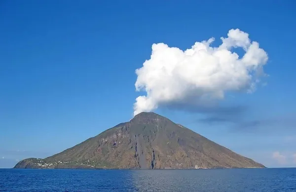 Po več kot štirih letih je znova izbruhnil vulkan Stromboli na istoimenskem sredozemskem otočku na jugu Italije