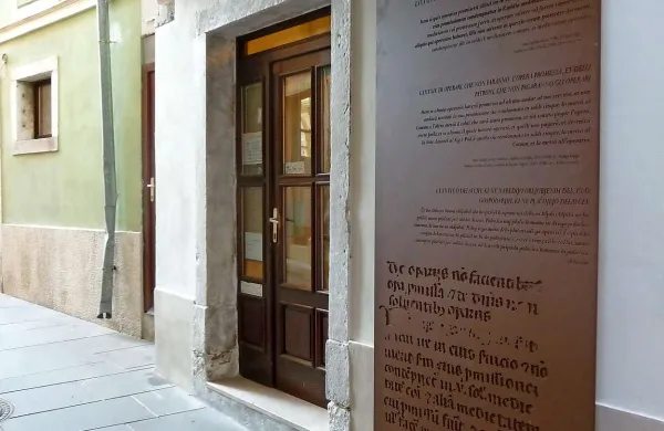 Jutri ob 20. uri bodo v Izoli opozorili na nedavno obnovljene ulične podhode oziroma volte. Poleg nove fasade so dobili razsvetljavo in sporočilne table s citati iz starega izolskega statuta.