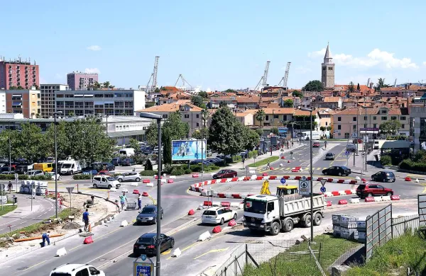 V ponedeljek bo na območju gradnje novega krožišča na Piranski cesti v Kopru  oviran promet 