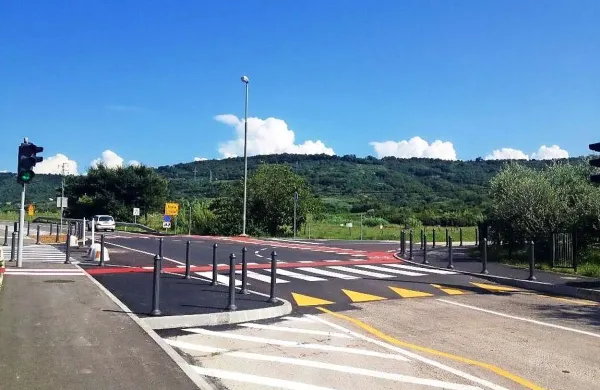 Na križišču med Južno in Podvozno cesto so zgradili hitrostni plato