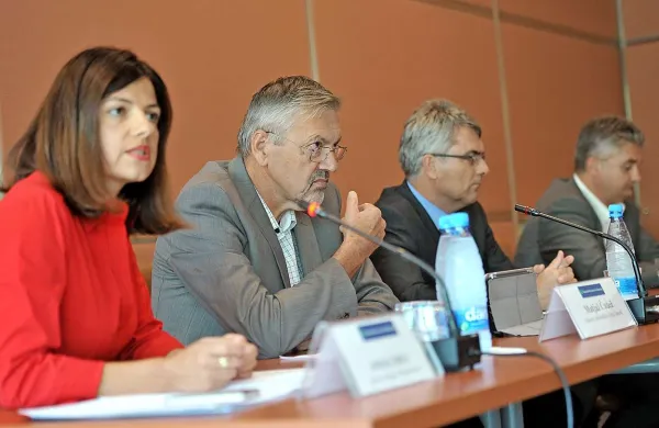 Razprava o socialni kapici je bila burna