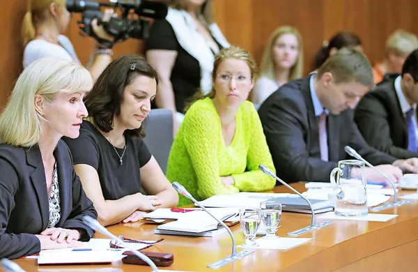 Člani mandatno-volilne komisije  državnega zbora so danes po nekajurni razpravi o poslanskem mandatu predsednika SDS Janeza Janše sejo prekinili