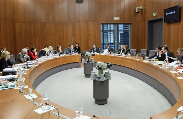 Člani mandatno-volilne komisije  državnega zbora so zavrnili predlog SDS za umik točke dnevnega reda, ki predvideva razpravo o odvzemu poslanskega mandata prvaka SDS Janeza Janše