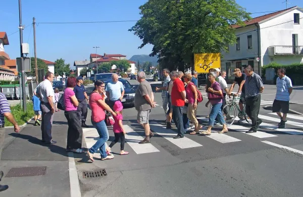 Poleg podpisovanja peticije so občani tudi  protestno ovirali  promet v Trnovem