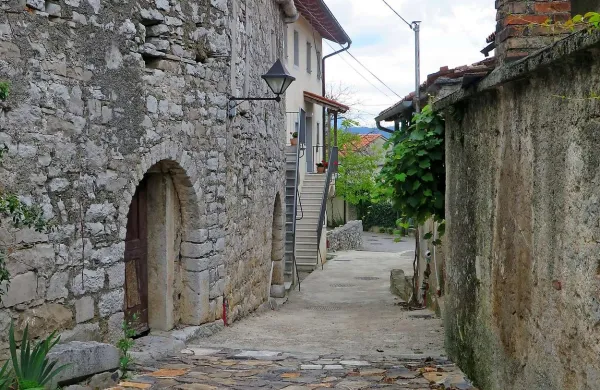 Še pred nekaj meseci je bila ta ulica prekopana, zdaj pa se lahko Štanjelci pohvalijo z urejeno kanalizacijo in vodovodno napeljavo, poleg tega je pod tlakom vse nared tudi za električno in optično napeljavo