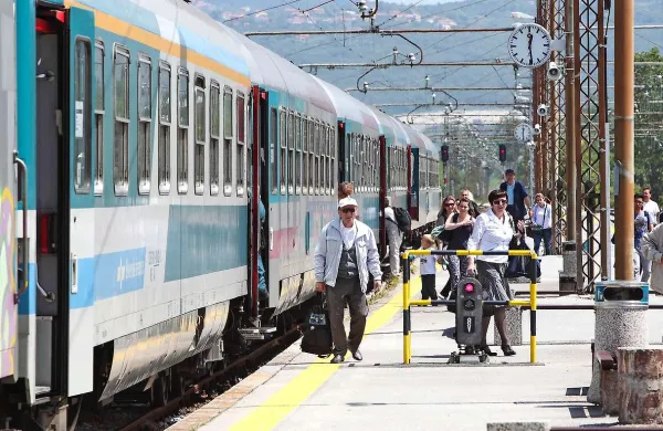 Potem ko je država v preteklosti največ pozornosti namenila gradnji avtocestnega križa, bo treba v prihodnje nujno razvijati železniško infrastrukturo in javni potniški promet