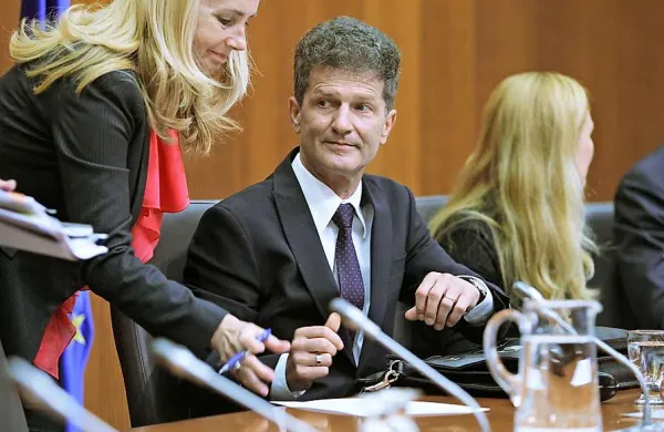 Mitja Horvat (v sredini) meni, da zakon o poslancih ne velja le za poslance, saj v 5. členu z dikcijo “nikogar se ne sme ovirati pri kandidiranju za poslanca” očitno omenja tudi osebe, ki niso poslanci.  