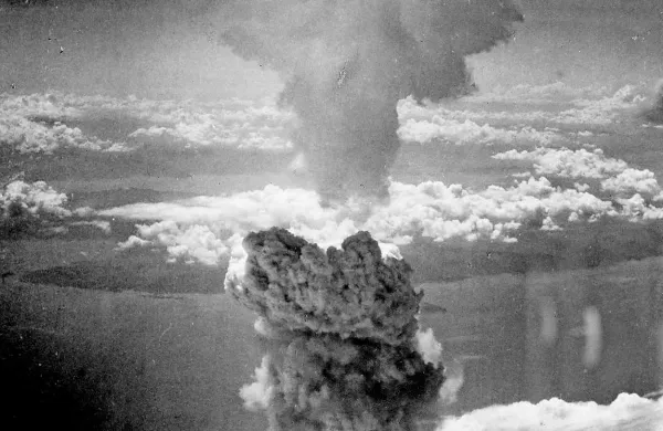 V Nagasakiju  danes obeležujejo 69. obletnico eksplozije atomske bombe, ki je mesto spremenila v prah in pepel, umrlo pa je več kot 70.000 ljudi