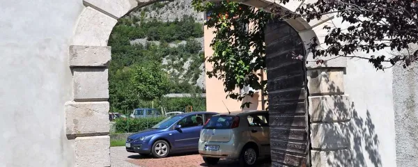 Tudi nekdanje župnišče  na koncu današnje Soške ulice je imelo širok kamnit obok  z letnico 1838 ter dvorišče s pripadajočimi gospodarskimi poslopji   