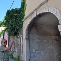 Tomaž Vuga pred “partonom” z letnico 1735, ki vodi na “Brežgarjevo” dvorišče