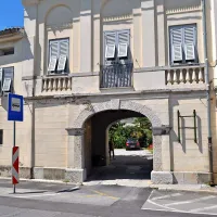 Zakonca Lenassi sta sredi 19. stoletja nekdanjo pristavo preuredila v dvorec in v njem prebivala. Dvorec Lenassi  je heterogeni sestav stavbnih traktov ... 