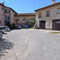 ... ki zapirajo veliko notranje dvorišče. Tedaj je bilo v uporabi kot gosposki “barjač”